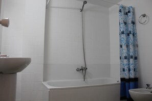Combinazione doccia/vasca, bidet, asciugamani, carta igienica