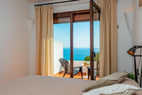 Joli appartement avec magnifiques vues à la mer et piscine.