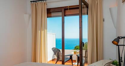 Joli appartement avec magnifiques vues Ă la mer et piscine.
