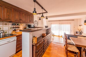 Kühlschrank, Mikrowelle, Ofen, Geschirrspüler