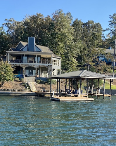 Perfect Lake Getaway-6 Bedrooms, Ideal Location and Never Ending Views