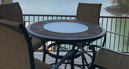 Perfect Lake Getaway-6 Bedrooms, Ideal Location and Never Ending Views