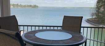 Perfect Lake Getaway-6 Bedrooms, Ideal Location and Never Ending Views