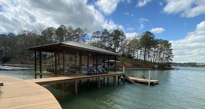 Perfect Lake Getaway-6 Bedrooms, Ideal Location and Never Ending Views