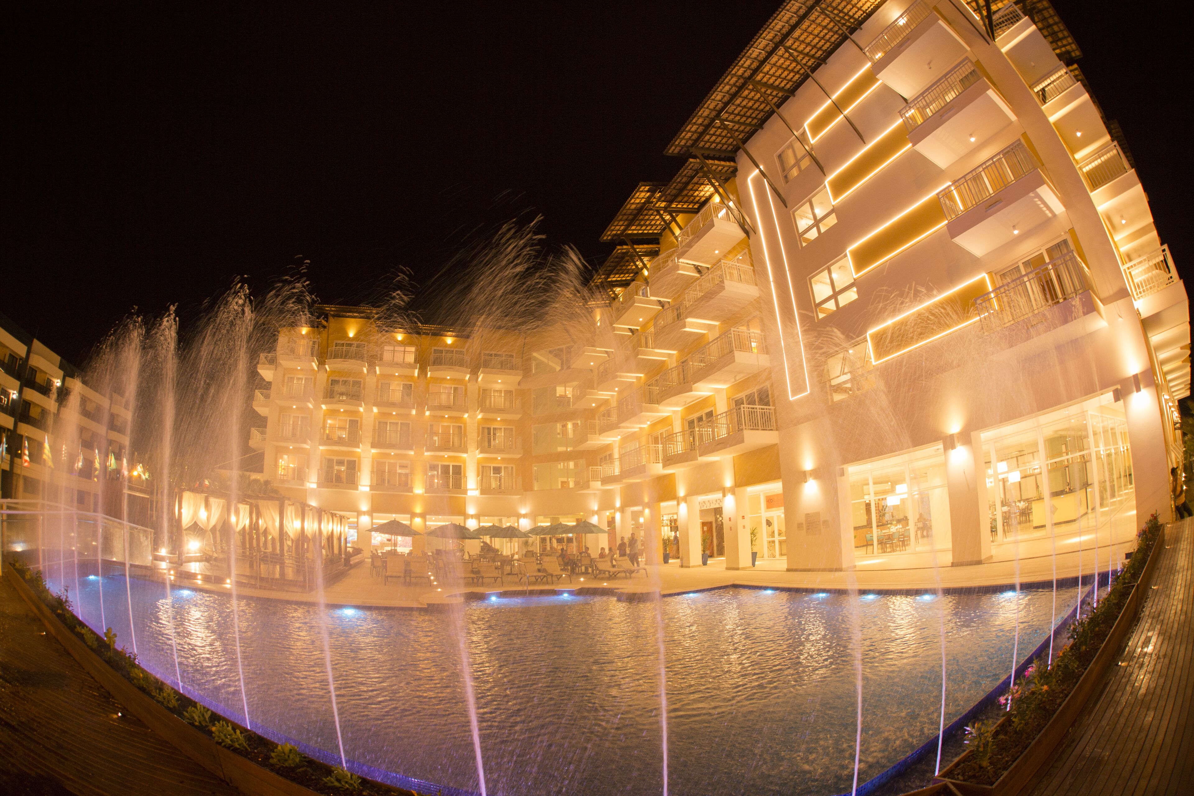 2 piscines extérieures, parasols de plage, chaises longues
