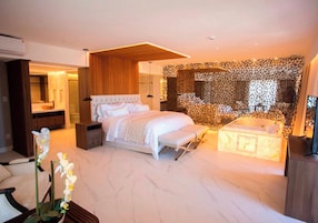 Ropa de cama de alta calidad, colchones Select Comfort y minibar 