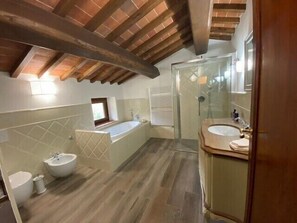 Sèche-cheveux, serviettes fournies, savon, shampoing