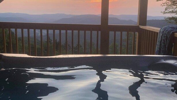 A pool with a view of mountains during sunset. - Great Family Vacay! Luxury 6 BR 300 ft to Cupp Run Hot Tub In&Outdoor Fireplace (Snowshoe)