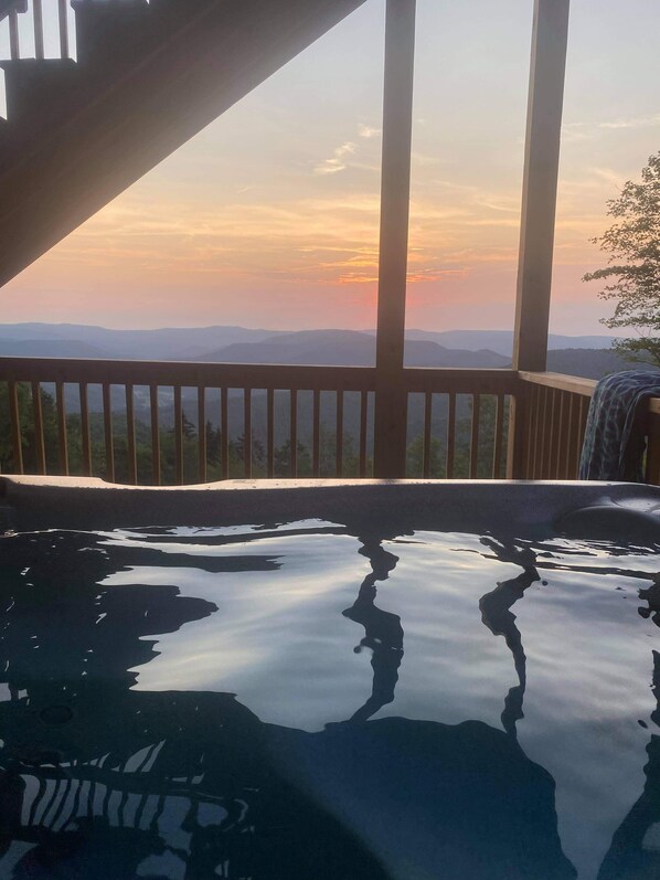 Outdoor spa tub - Christmas open!—ski, snowboard, tube, then relax together by the fire or hot tub (Snowshoe)