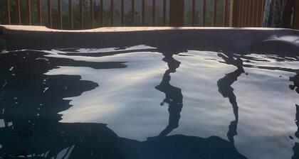 6BR Luxury Lodge • 300 ft to Cupp Run • Hot Tub Sunsets • 3 Decks & Views