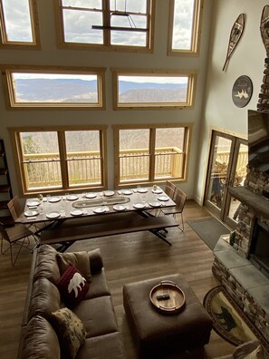 Smart TV, chimenea y libros 