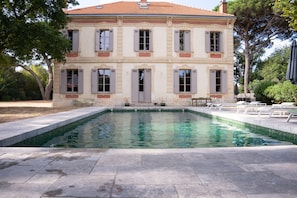Outdoor pool, a heated pool - Large holiday home, Heated swimming pool, Center of the village (Biscarrosse)