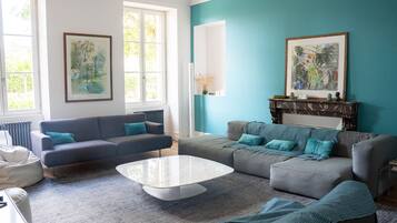 TV connectée, livres, écrans d'ordinateur, imprimantes