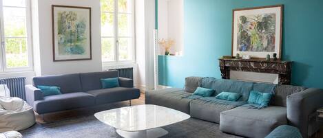 Una Smart TV, libros, una pantalla de ordenador, una impresora