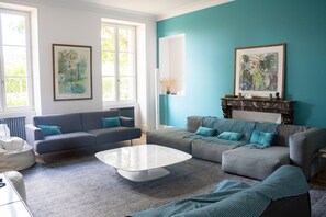 TV connectée, livres, écrans d'ordinateur, imprimantes