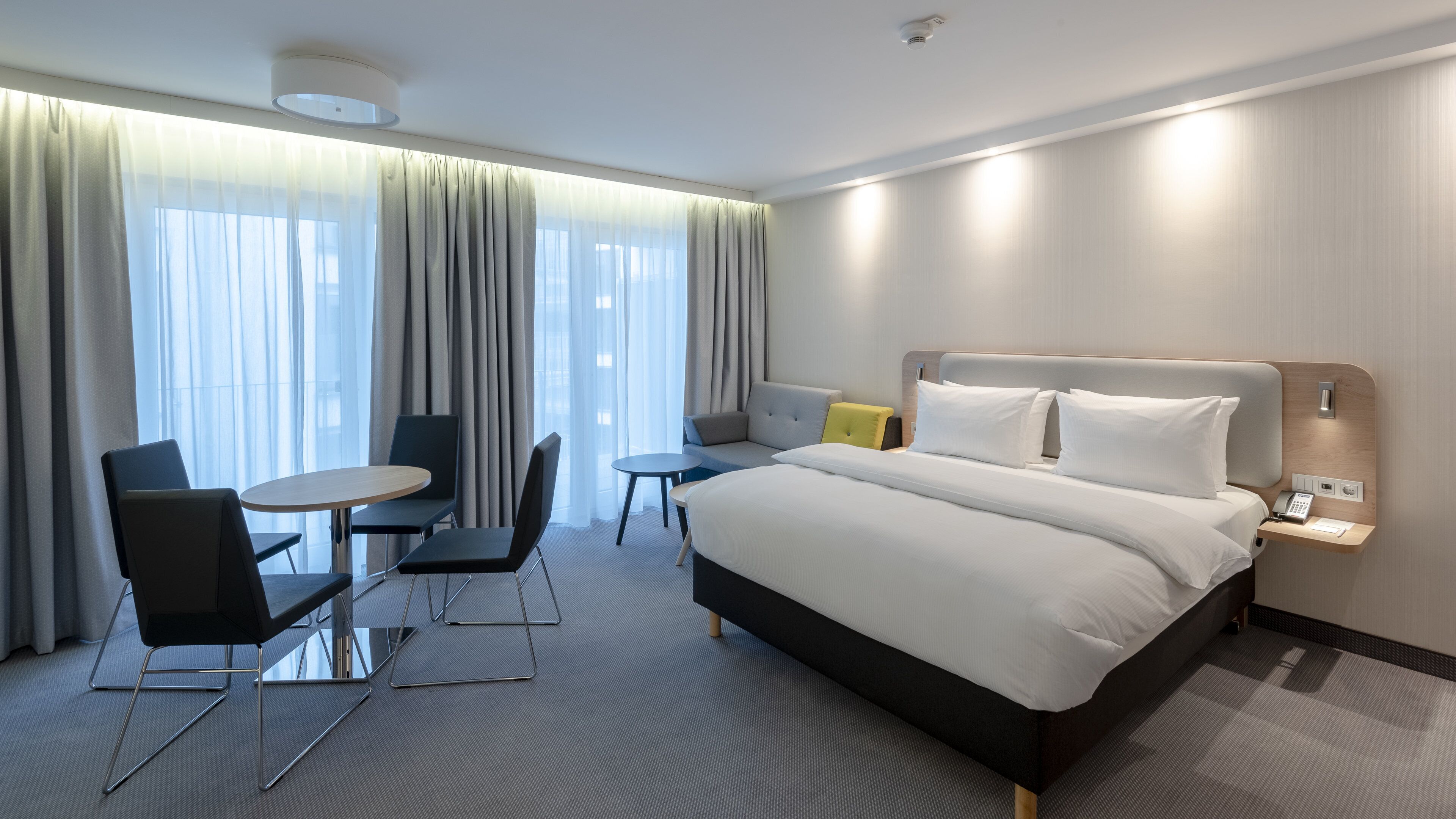 suite, 1 queen bed, balcony | in-room safe, laptop workspace, blackout curtains, soundproofing