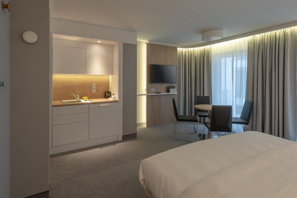 suite, 1 queen bed, balcony | in-room safe, laptop workspace, blackout curtains, soundproofing