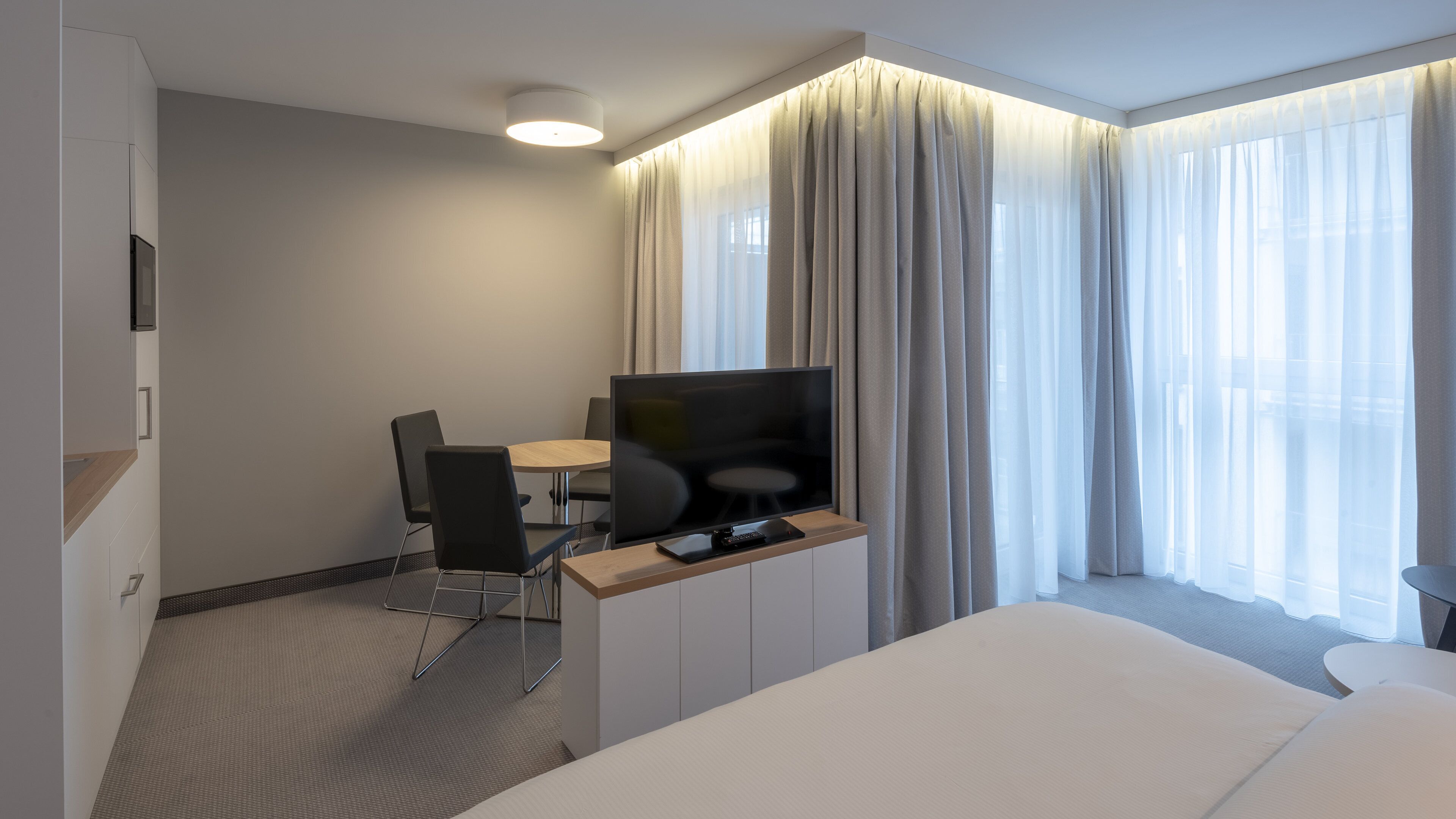 Suite, 1 cama de matrimonio, balcón | Caja fuerte, espacio para trabajar con un portátil, cortinas opacas