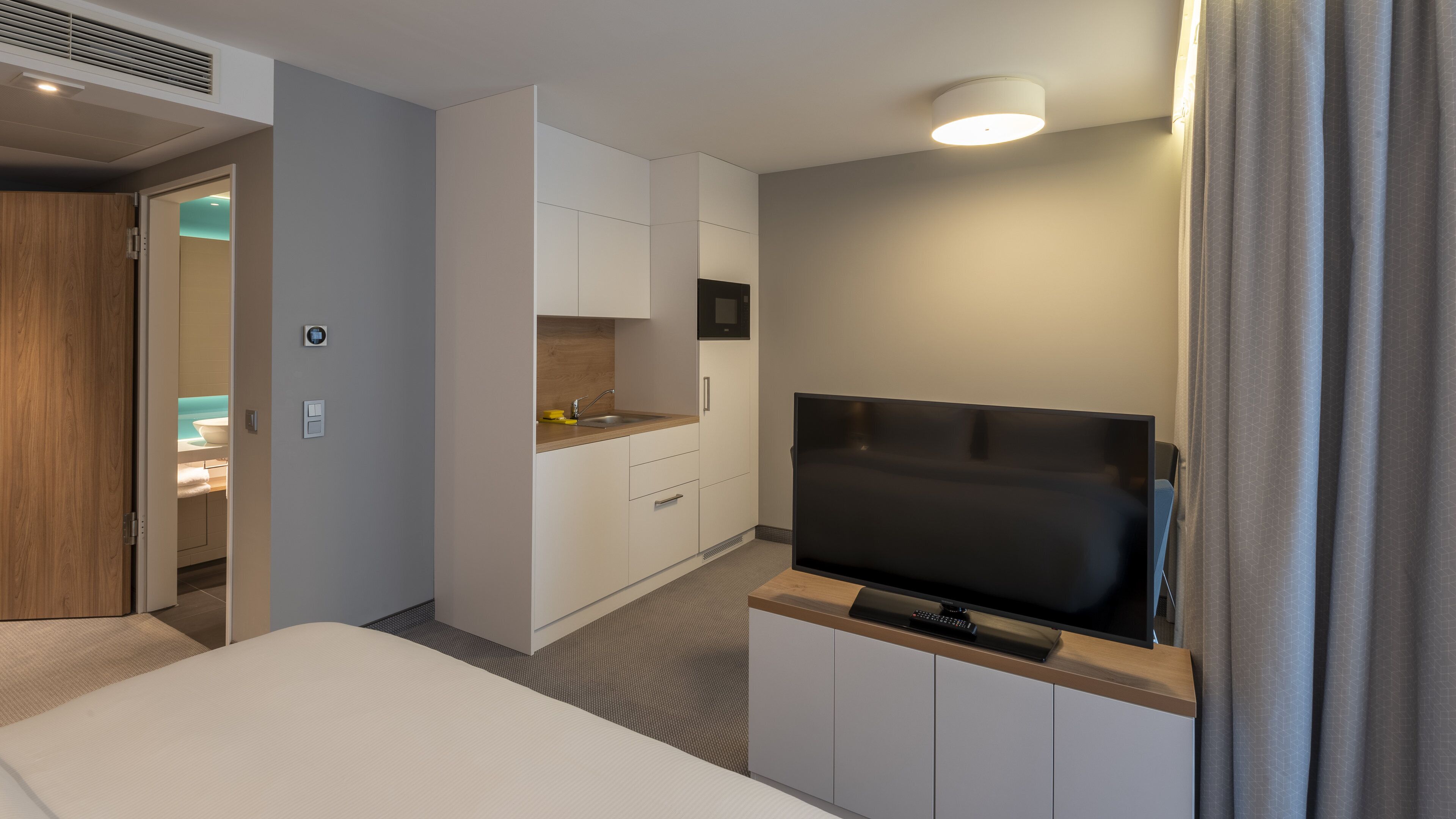 suite, 1 queen bed, balcony | in-room safe, laptop workspace, blackout curtains, soundproofing