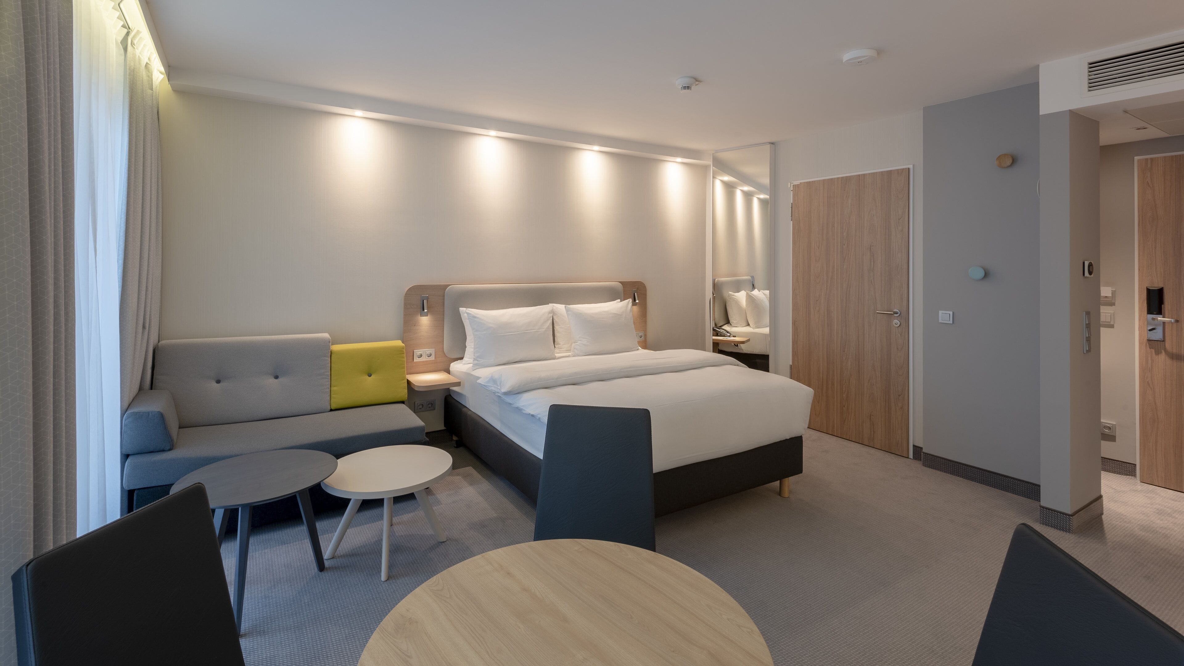 suite, 1 queen bed, balcony | in-room safe, laptop workspace, blackout curtains, soundproofing