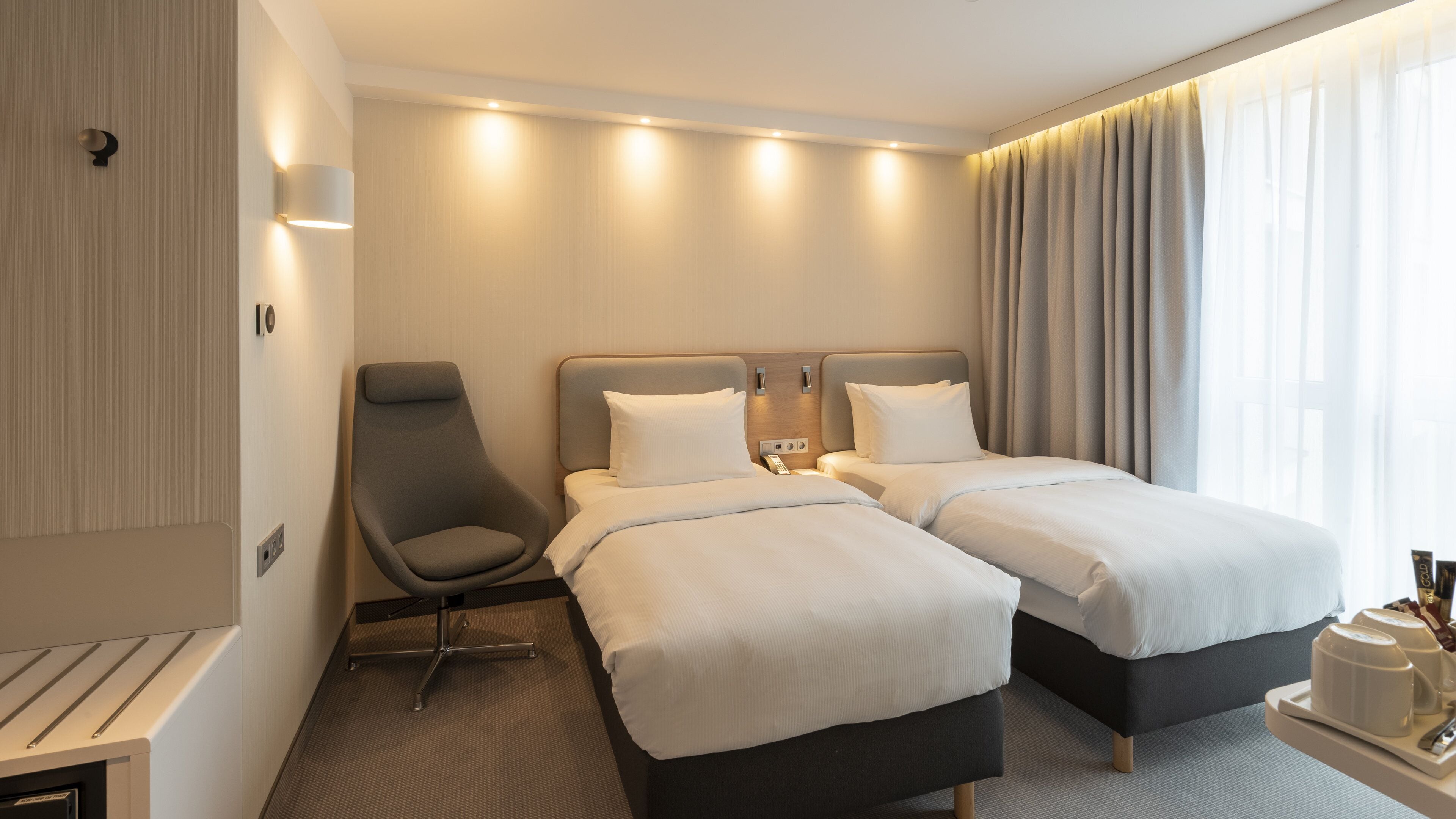 standard room, 2 single beds | in-room safe, laptop workspace, blackout curtains, soundproofing