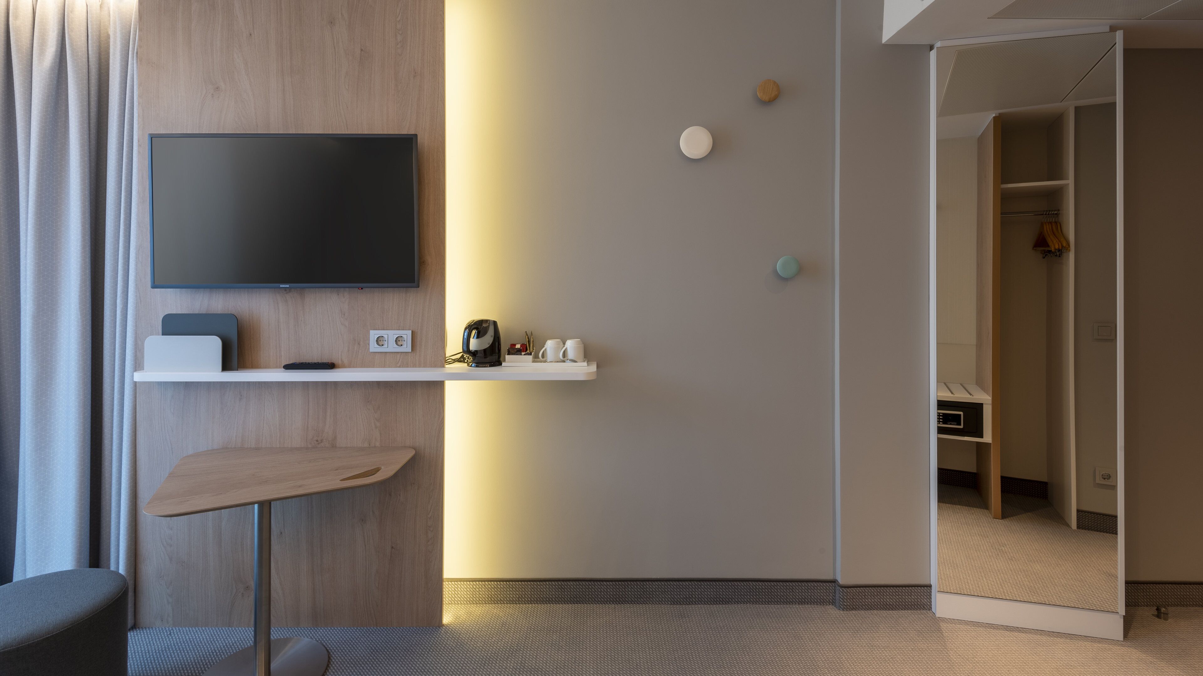 suite, 1 queen bed, balcony | in-room safe, laptop workspace, blackout curtains, soundproofing