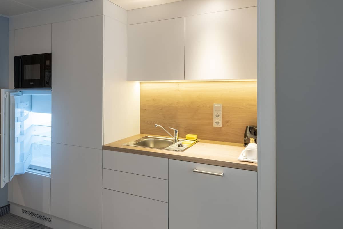 suite, 1 queen bed, balcony | in-room safe, laptop workspace, blackout curtains, soundproofing