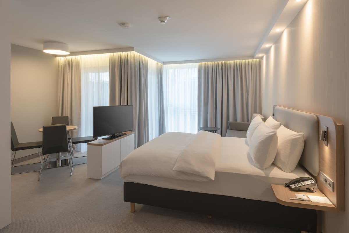 suite, 1 queen bed, balcony | in-room safe, laptop workspace, blackout curtains, soundproofing