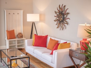 Smart TV, fireplace - Luxury on Main / South (Richmond)