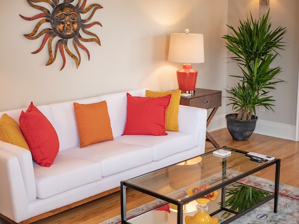 Smart TV, fireplace - Luxury on Main / South (Richmond)