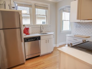 Fridge, microwave, oven, stovetop - Luxury on Main / South (Richmond)