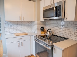 Fridge, microwave, oven, stovetop - Luxury on Main / South (Richmond)