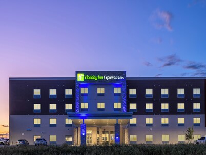 Holiday Inn Express & Suites Watertown by IHG