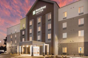 A MainStay Suites building with a modern design, multiple floors, and a covered entrance. - MainStay Suites Murfreesboro (Murfreesboro)