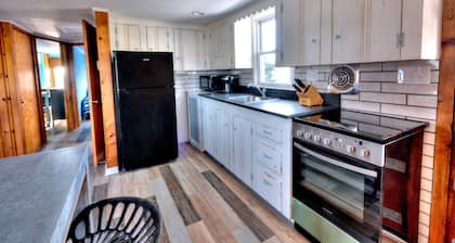 Newly Renovated, Rustic Decor Surf City Apartment.