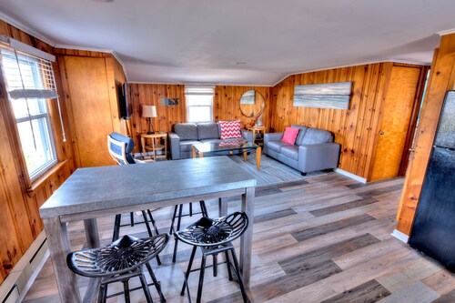 Newly Renovated, Rustic Decor Surf City Apartment.