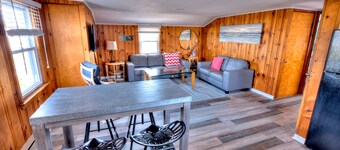 Newly Renovated, Rustic Decor Surf City Apartment.
