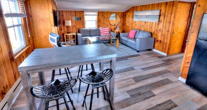 Newly Renovated, Rustic Decor Surf City Apartment.