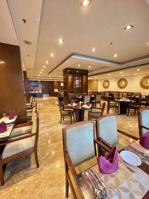 Desayuno buffet diario (INR 550 por persona)