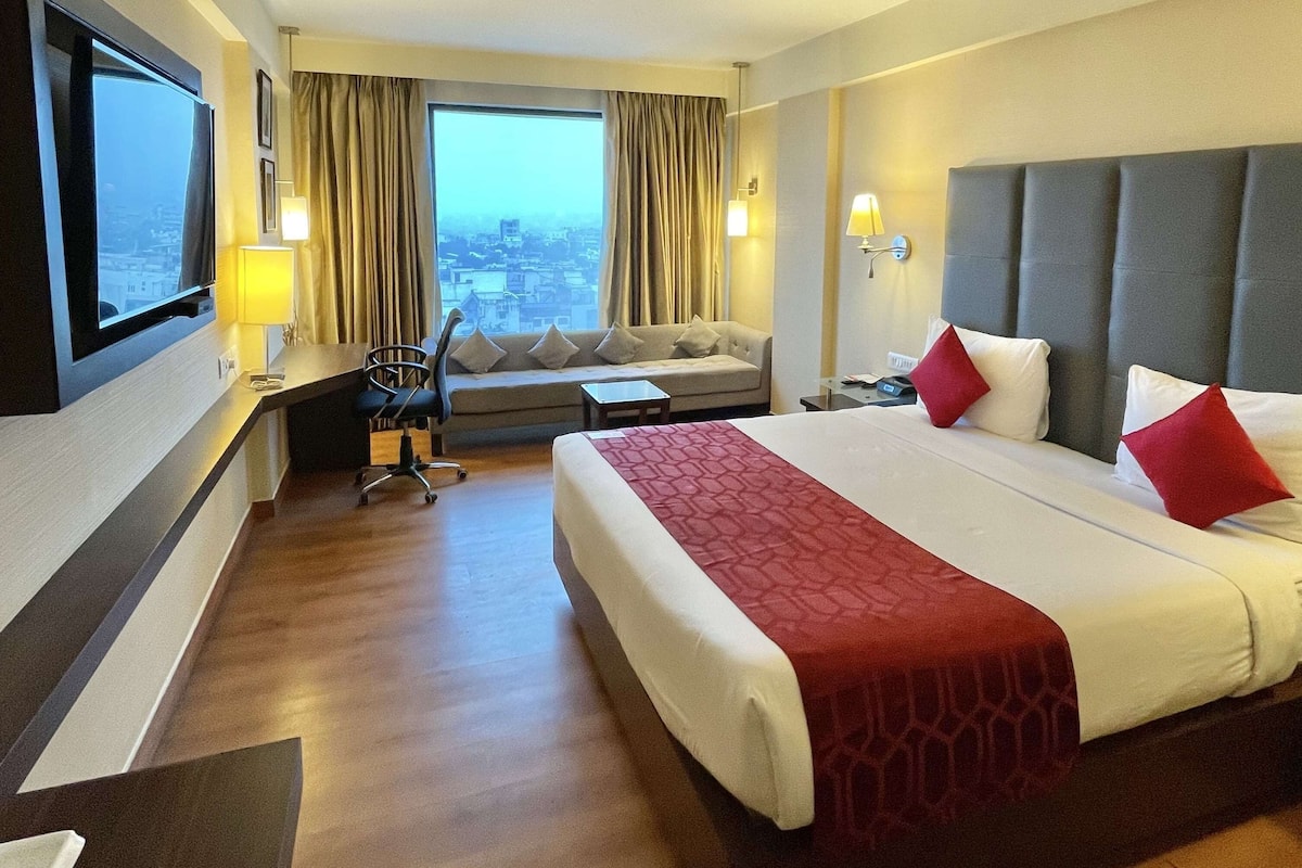 Premier Room, 1 King Bed, Accessible, Non Smoking | 1 bedroom, memory-foam beds, minibar, in-room safe