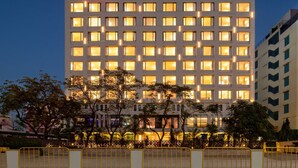 Un hotel de varios pisos con un letrero grande de "RAMADA" en la parte superior.