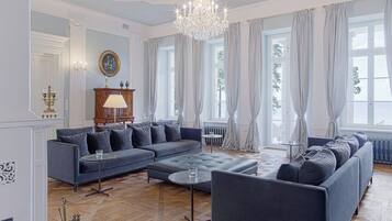 Fernseher, DVD-Player, Bücher, Videothek