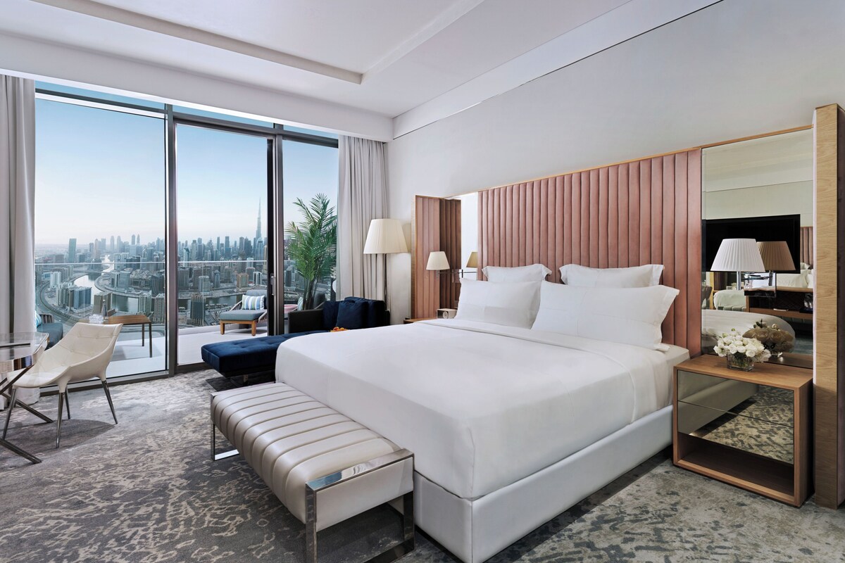 Signature Room, 1 King Bed, City View | Minibar, in-room safe, desk, laptop workspace