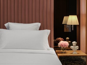 Minibar, in-room safe, desk, laptop workspace - SLS Dubai Hotel & Residences (Dubai)