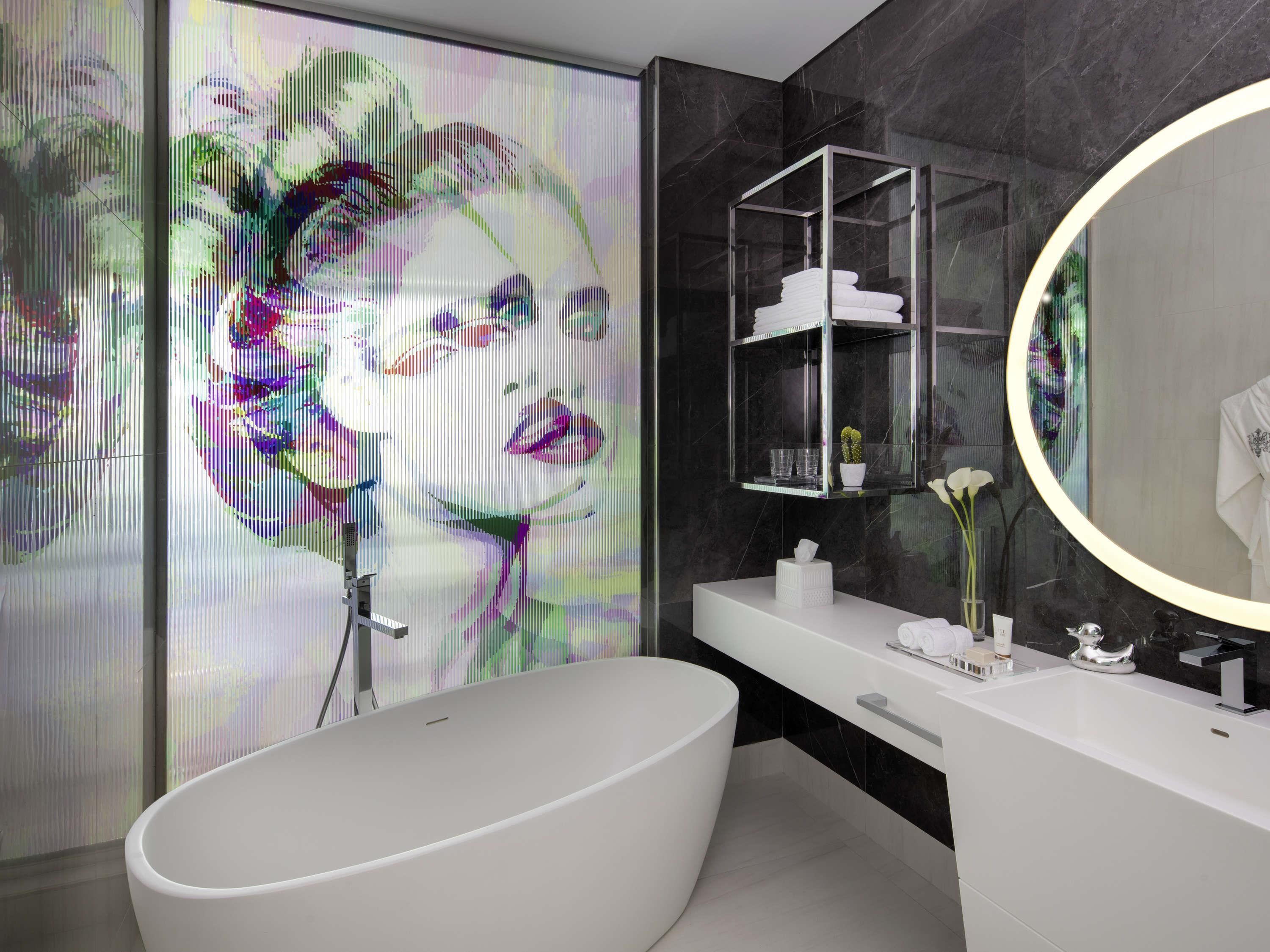 Minibar, coffres-forts dans les chambres, bureau