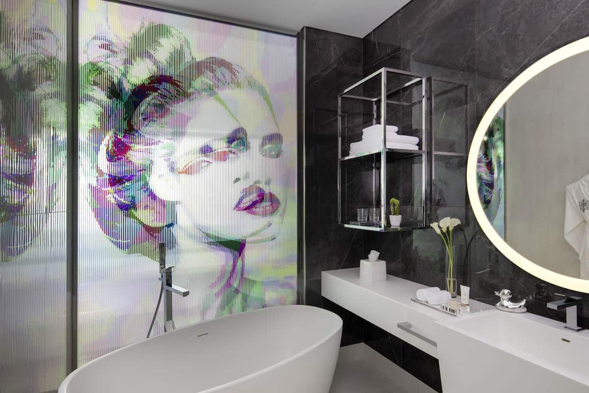 Minibar, coffres-forts dans les chambres, bureau