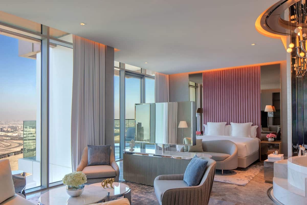 Penthouse, 1 slaapkamer, balkon (Sky Suite) | Een minibar, een kluis op de kamer, een bureau, een laptopwerkplek