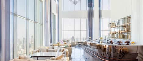 2 restauranter, frokost, lunsj og middag serveres, italienske retter