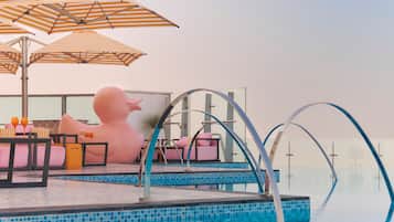 2 piscinas externas, funciona das 9h às 19h, guarda-sóis