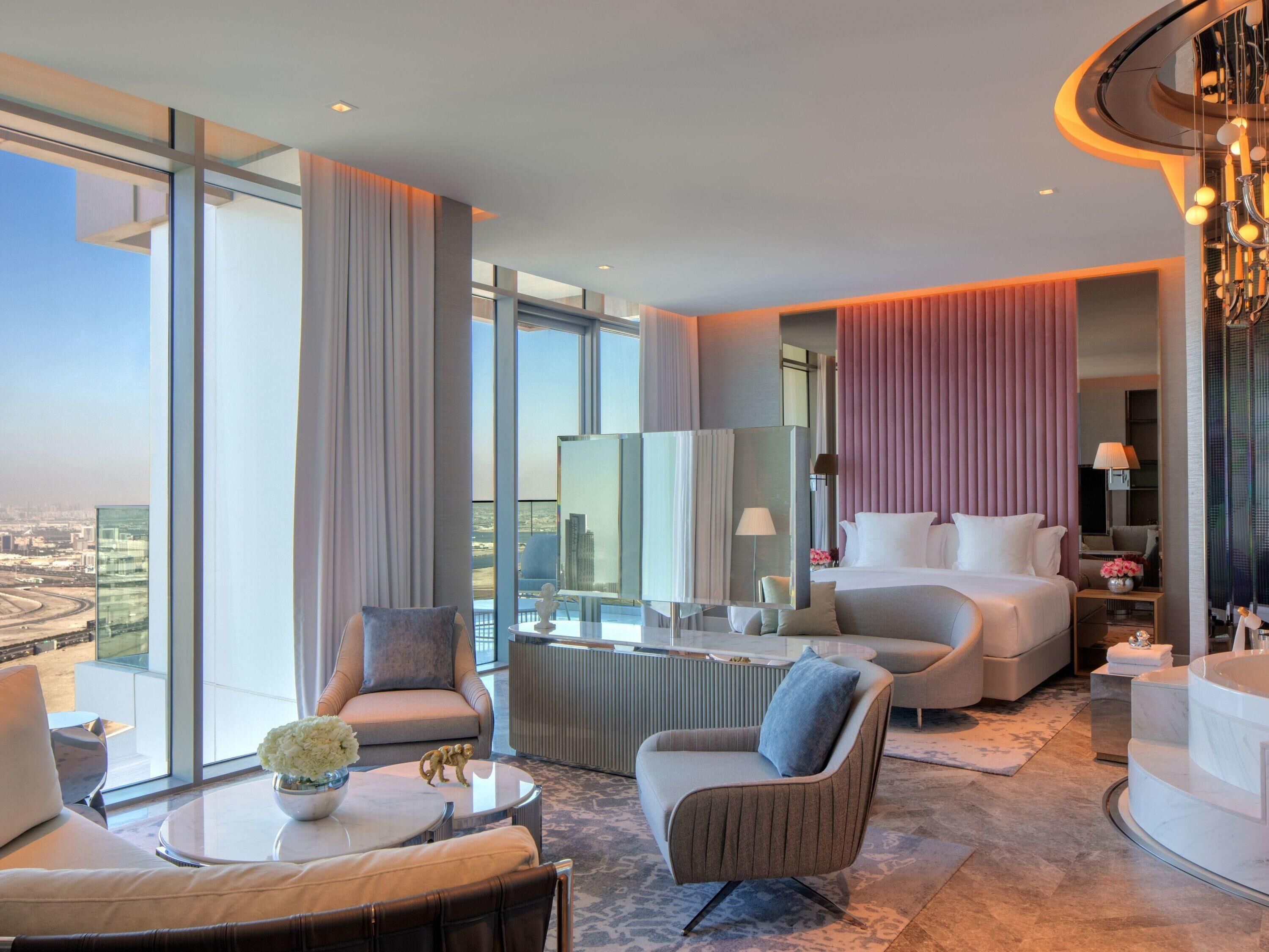 Frigobar, cofres nos quartos, escrivaninha
